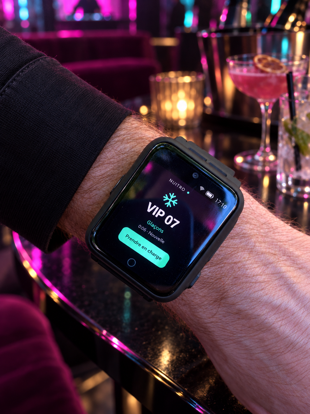 La montre de service au poignet dans le club